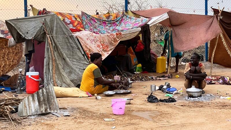 Sudan-Experte: Humanitäre Lage wird immer schlimmer Im Sudan kämpfen seit April 2023 die Armee und die paramilitärische Gruppe Rapid Support Forces (RSF) um die Macht. Hilfe für die Menschen gibt es kaum.