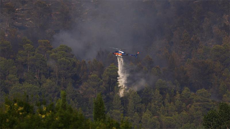 Waldbrände: Schwere Nacht für Griechenland Im Süden Frankreichs waren bei einem wieder aufgeflammten Feuer mehrere Löschhubschrauber im Einsatz.