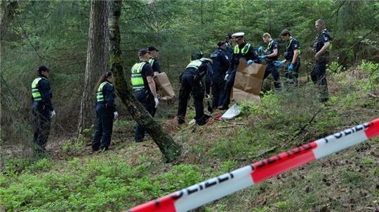Im Süden Hamburgs entdeckten Passanten beim Spaziergang Knochen, außerdem einen Rucksack und Kleidung.