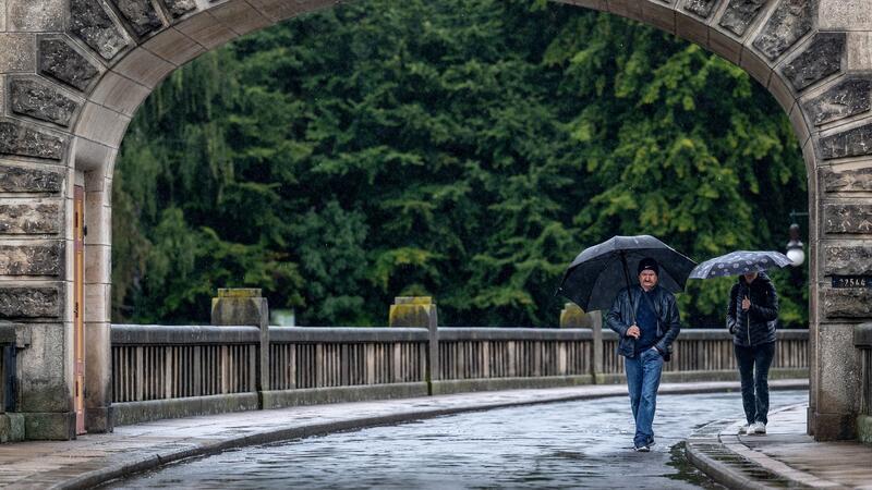 Ergiebiger Dauerregen im Südosten teils bis Montag Im Süden und Südosten müssen sich die Menschen auf viel Regen einstellen.