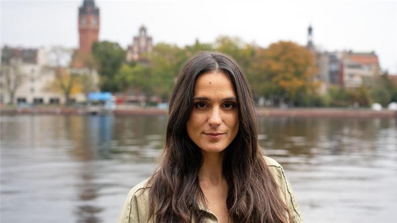 Tod einer Überlebenden: Neue Staffel „Jenseits der Spree“ Im TV ist es ihr Revier: Schauspielerin Aybi Era vor dem Spreeufer.