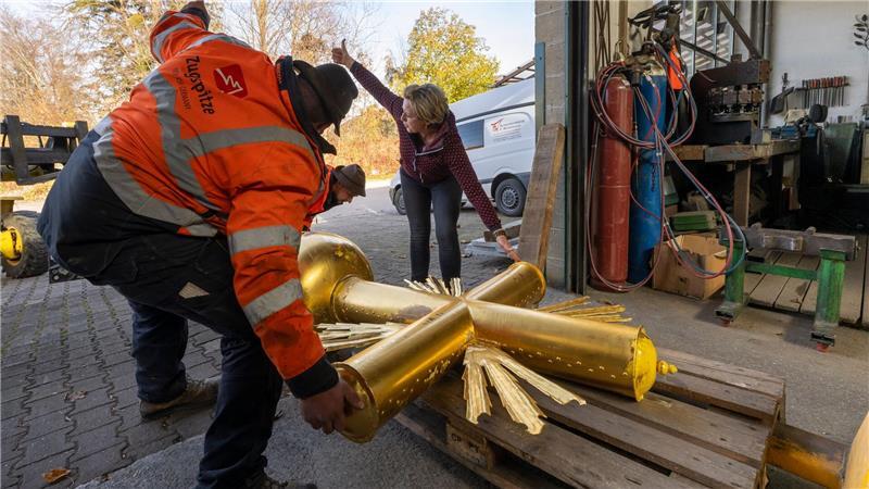 Im Tal wurde das Kreuz zu einer Spezialistin gefahren.