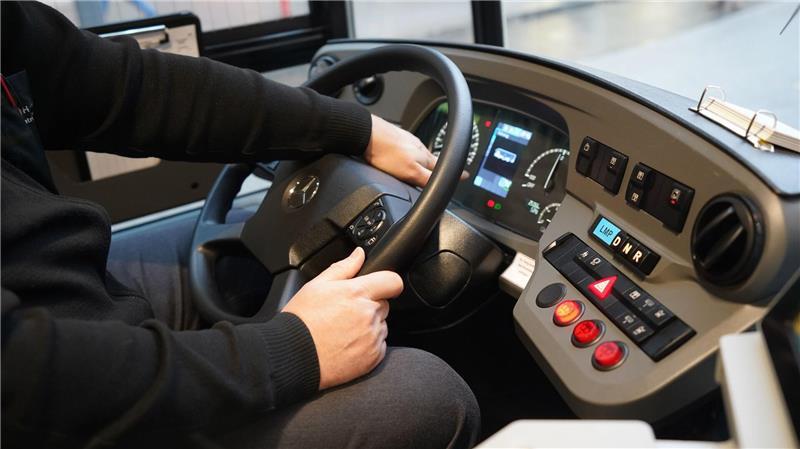 Im Tarifkonflikt gibt es einen Warnstreik bei Teilen der Hochbahn-Busse. (Archivbild)