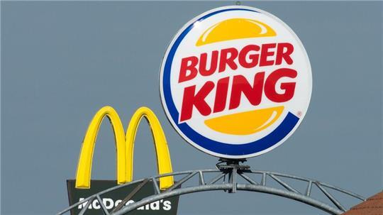 Im Tarifkonflikt in der Systemgastronomie kündigt Gewerkschaft Warnstreiks bei Fastfood-Ketten an. (Symbolbild)