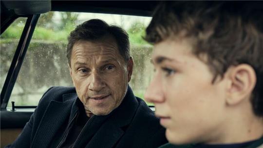 Im „Tatort: Zerrissen“ waren Thorsten Lannert (Richy Müller, l) und der junge David (Louis Guillaume) zu sehen - aber minutenlang nicht zu hören.