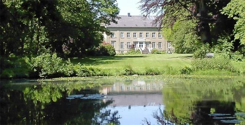 Im Teich spiegelt sich das Anwesen und im Garten spiegelt sich das Konzept der englischen Landschaftsarchitektur.