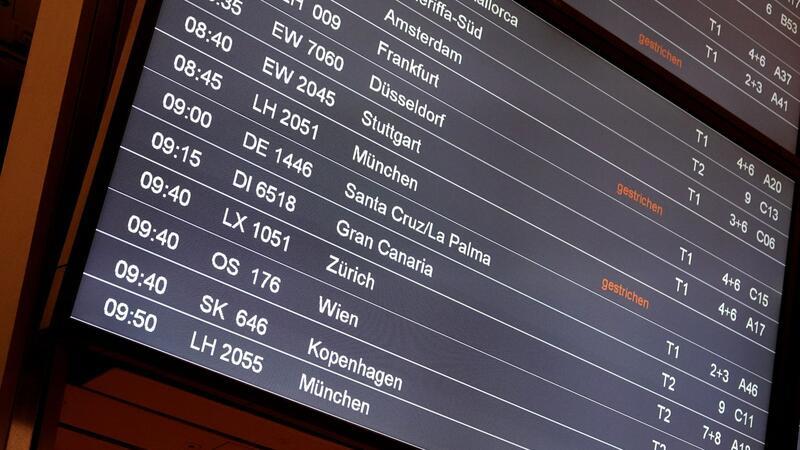 Im Terminal 2 des Hamburger Flughafens weist eine Anzeigetafel auf ausfallende Flüge hin.