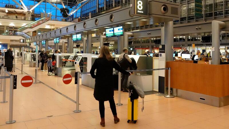 Im Terminal 2 stehen Fluggäste beim Check-In an.