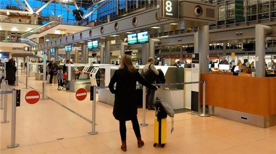 Im Terminal 2 stehen Fluggäste beim Check-In an.