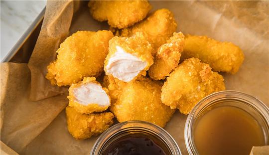 Im Test von 14 Chicken Nuggets wurden nur drei Produkte der Zeitschrift "Öko-Test" mit "gut" bewertet. Foto: Christin Klose/dpa-tmn