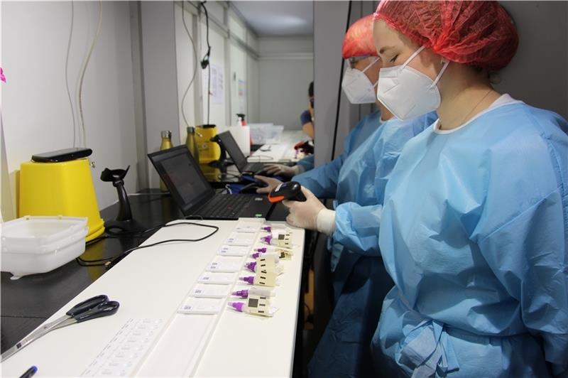 Im Testzentrum Buxtehude werden die Proben, jedes Röhrchen beklebt mit dem QR-Code der Getesteten, ausgewertet. Fotos: Richter