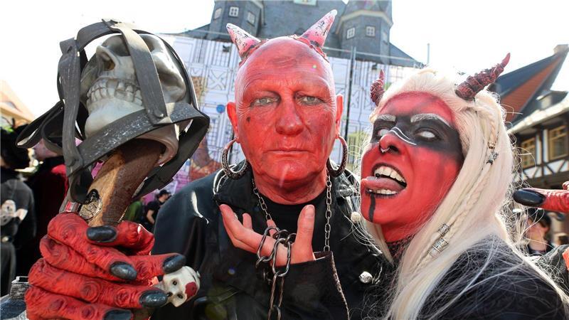 Tausende feiern im Harz die Walpurgisnacht Im Teufelskostüm stehen Besucher auf dem Marktplatz in Wernigerode.