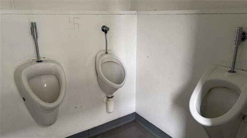 Im Toilettencontainer am Wasser West zwischen Schwedenspeicher und famila hat jemand ein Hakenkreuz zwischen die Urinale geschmiert.