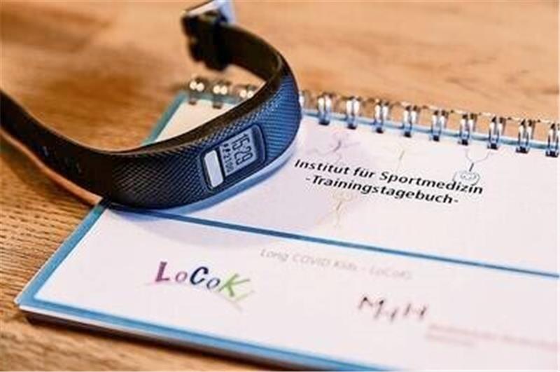 Im Trainingstagebuch und per Fitnesstracker werden Daten gesammelt, die helfen sollen, Johans Gesundheitsprobleme besser behandeln zu können. Fotos: Schulze/epd