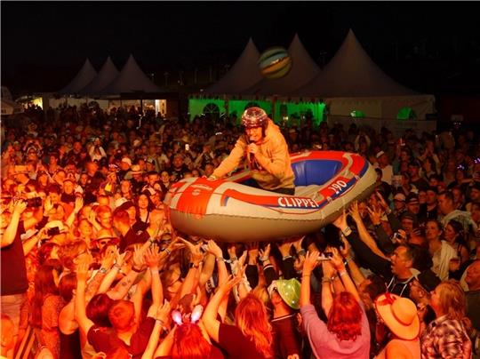 Im Tretboot in Seenot? Nein, aber Surfen mit dem Gummiboot über den Zuschauerköpfen - DJ Jannik in Aktion. Fotos: Sílke Umland