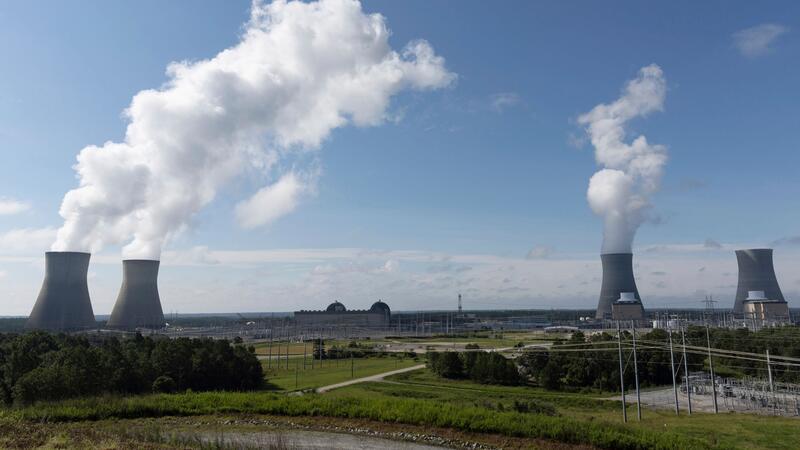 Im US-Bundesstaat Georgia ist der erste komplett neu konstruierte Atomkraftreaktor seit mehr als 30 Jahren ans Netz gegangen.