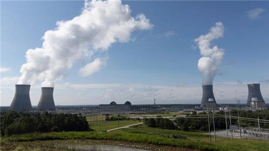 Im US-Bundesstaat Georgia ist der erste komplett neu konstruierte Atomkraftreaktor seit mehr als 30 Jahren ans Netz gegangen.