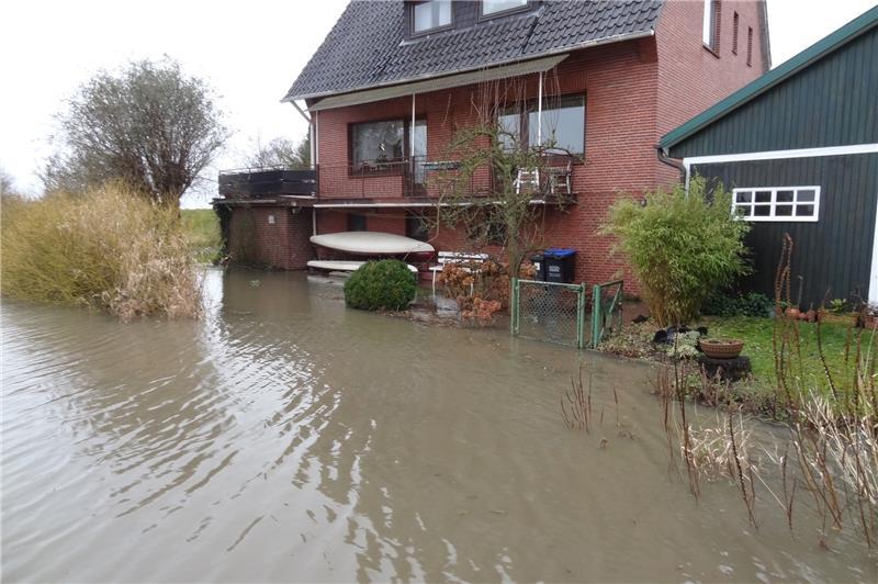 Im Überschwemmungsgebiet an der Este erreicht das Hochwasser zum Teil die Häuser.