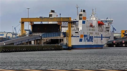 Im Überseehafen Rostock wird ein Fährschiff abgefertigt.
