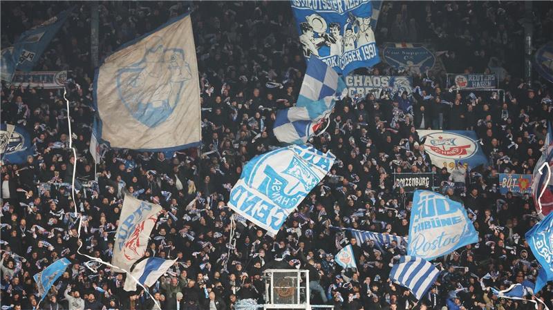 Im Umfeld des Drittligisten Hansa Rostock kommt es seit Jahren immer wieder zu Ausschreitungen von Teilen der Fans. (Symbolbild)