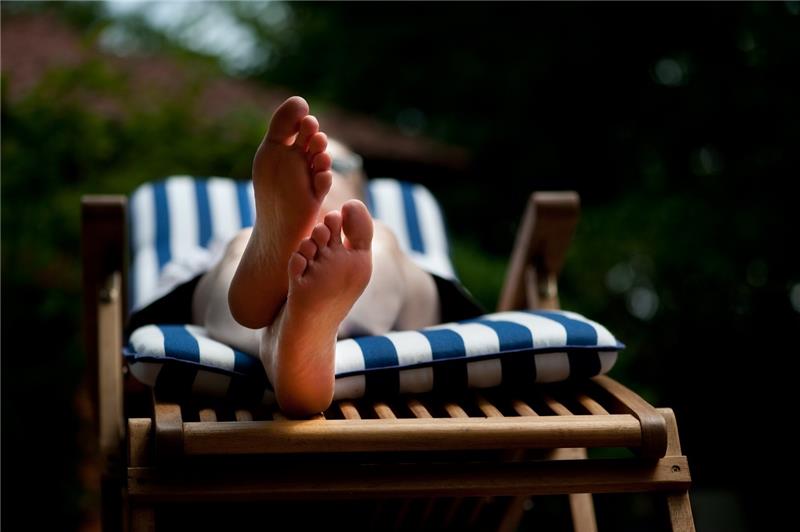 So viele freie Tage lassen sich mit Brückentagen 2022 herausholen Im Urlaub einfach mal die Seele baumeln lassen. Foto: Klaus-Dietmar Gabbert/dpa
