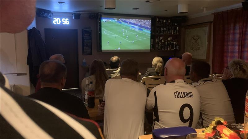 Wo ist die WM-Euphorie? Ein Streifzug durch den Kreis Stade nach dem 7:1 Im VSV-Treff ist zum ersten Mal Public Viewing, weil es sonst eine traditionelle Veranstaltung im Dorf gab, die jetzt aber nicht mehr stattfindet.