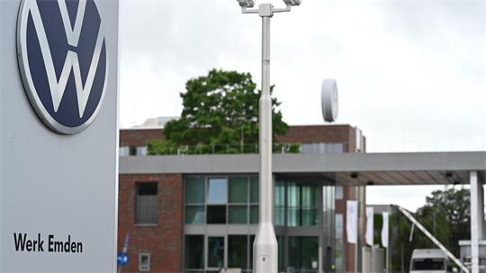 Im VW-Werk Enden soll der Vorstand seine Sparpläne erläutern. (Archivbild) 