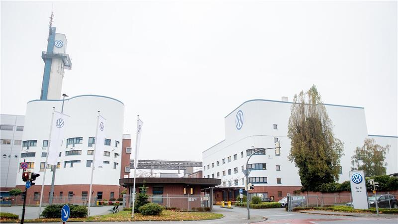 Im VW-Werk Osnabrück könnten in Zukunft auch Teile fürs Militär gebaut werden. (Archivbild)