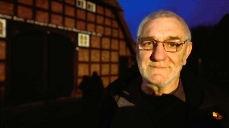 Heimatverein Kutenholz: Gerhard Seba zieht unerwartet die Reißleine Im Verein nur noch Mitglied: Gerhard Seba vor dem Heimathaus in Kutenholz.