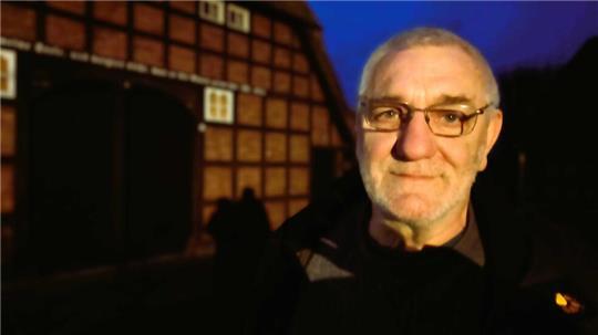 Im Verein nur noch Mitglied: Gerhard Seba vor dem Heimathaus in Kutenholz.