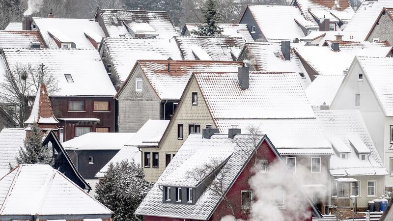 Preise für Immobilien sinken - Stärkster Rückgang seit 2000 Im Vergleich zum Vorjahreszeitraum sind Wohnungen und Häuser im Schnitt um 10,2 Prozent günstiger geworden.