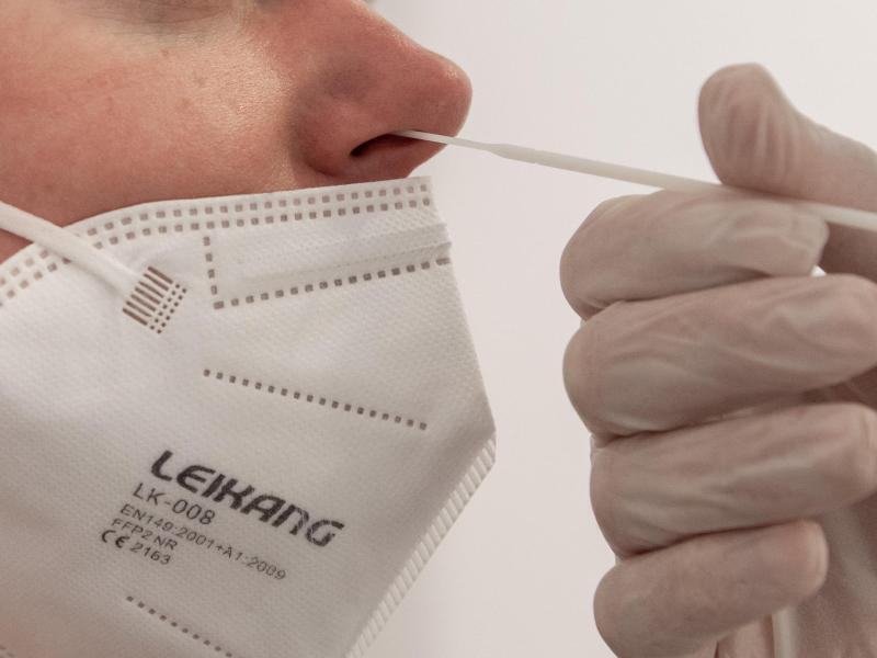 Im Vergleich zum Vortag meldete das Kreis-Gesundheitsamt dem RKI 778 Neuinfektionen. Foto: Hendrik Schmidt/dpa-Zentralbild/dpa