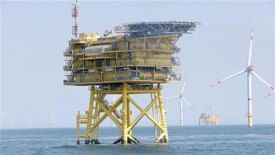 Im Vordergrund das Offshore-Umspannwerk im Windpark „Nordsee One“. Das gelbe „Gebäude“ im Hintergrund ist die Umrichterstation „Dolwin Beta“.Foto: Hock