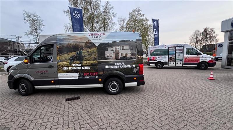 Im Vordergrund der neue, im Hintergrund der alte Bürgerbus.