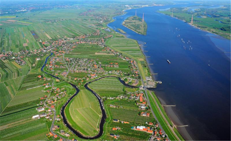 Im Vordergrund die Lühe, kurz vor der Mündung in die Elbe. Foto: Elsen