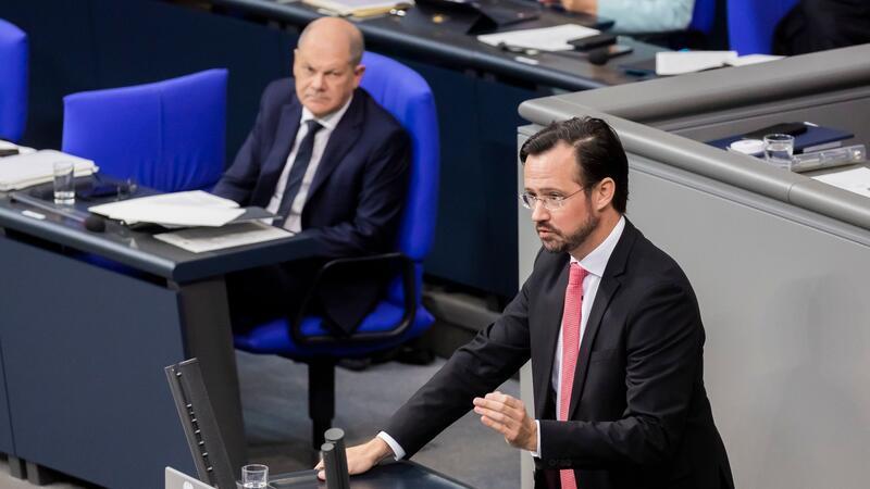 „Im Vorfeld der Ministerpräsidentenkonferenz hagelt es gerade Vorschläge von ganz unterschiedlicher Treffsicherheit“, sagt SPD-Fraktionsvize Dirk Wiese vor den Beratungen über die Finanzierung der Migrationskosten.