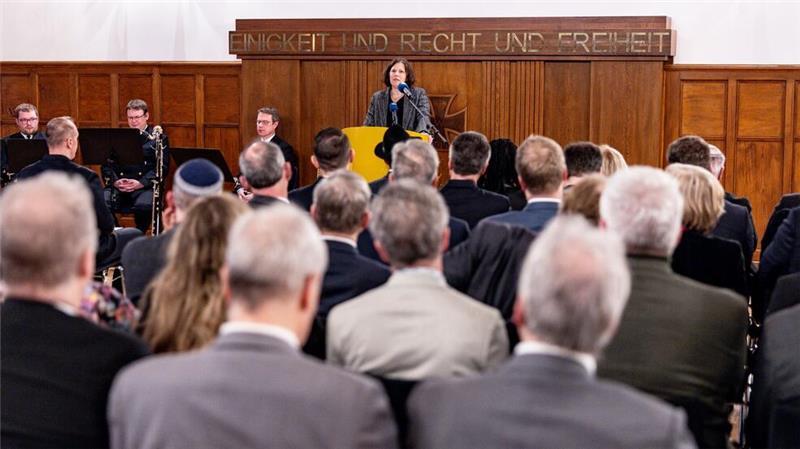 Im Vorfeld der Veranstaltung hat es von verschiedenen Seiten Kritik an der Wahl des Ortes für die Gedenkfeier gegeben.