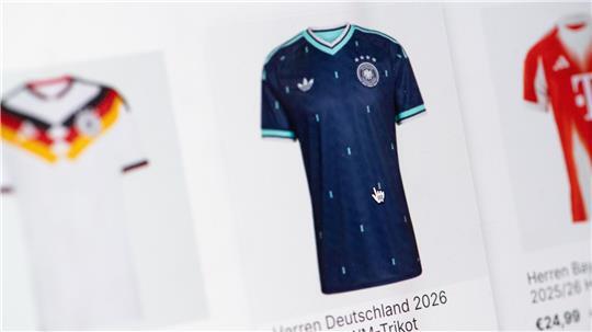 Im Vorfeld von Fußball-Großereignissen sind Nationalmannschafts-Trikots immer besonders gefragt.