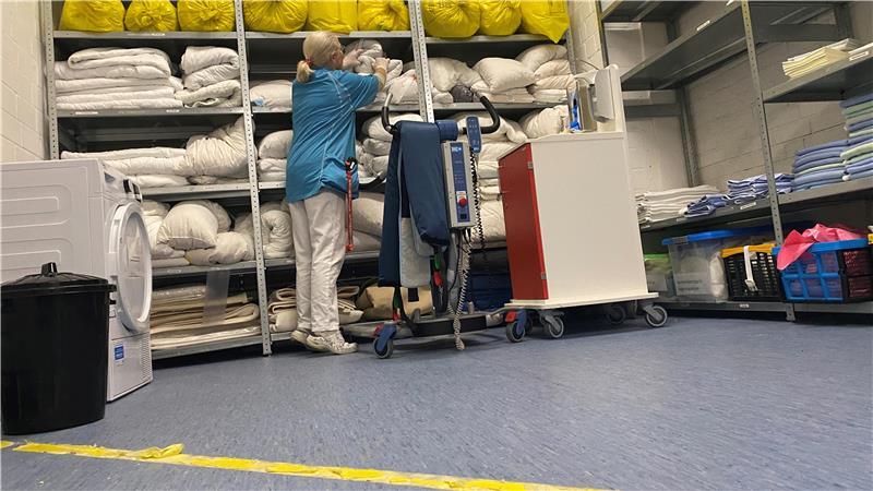 Von Glitzersteinen und flotten Sprüchen: Nachtwache im Seniorenheim Im Wäschelager wartet Arbeit: Die gelbe Markierung auf dem Boden teilt den Raum in dreckige und saubere Seite.