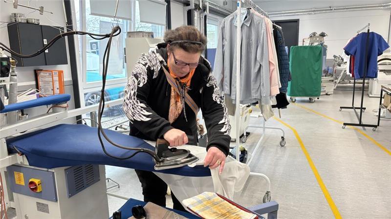 Im Wäschewerk wird gewaschen, gebügelt und gereinigt.
