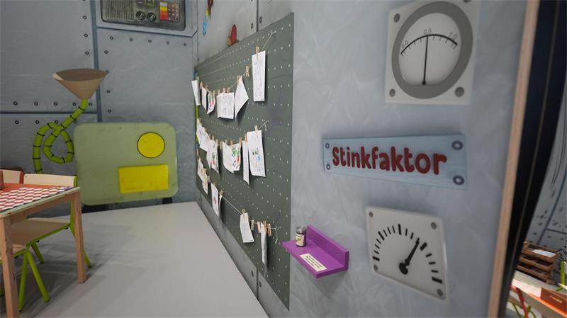 Das ist krötig - Immersive Erlebniswelt rund um die Olchis Im Waggonlabor von Erfinder und Professor Brausewein können es die jungen Besucher dann ruhig angehen lassen und malen.