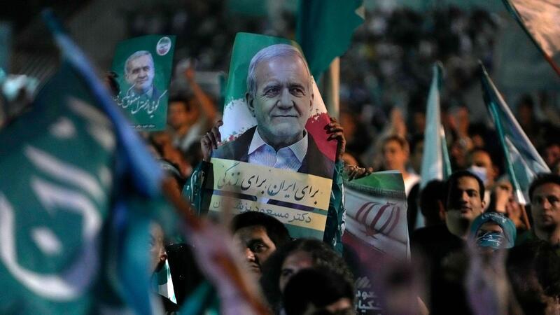 Stichwahl im Iran: Reformkandidat gegen Hardliner Im Wahlkampf kritisierte Peseschkian etwa die Internetzensur. (Archivbild)
