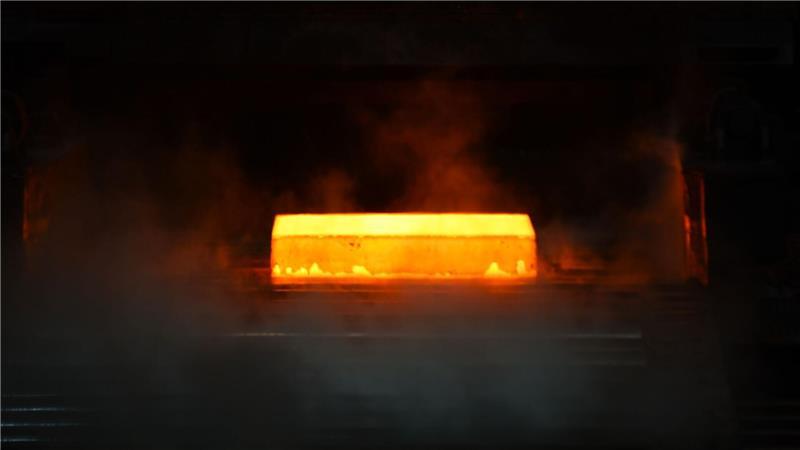 Im Walzturm werden die heißen Brammen auf das richtige Maß geformt. Weil die Maschine laut ist und es zischt nennen Mitarbeiter sie den „Drachen“.