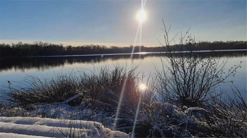 Im Wasser des Sees spiegelt sich die Wintersonne. Diese Aufnahme ist Dagmar Wirt...