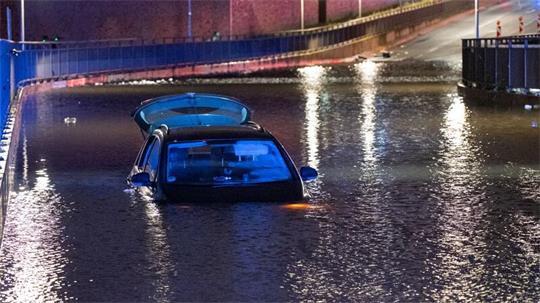 Im Wasser gefangen: Eine Autofahrerin war mit ihrem Auto gefahren und konnte sich nicht mehr befreien.