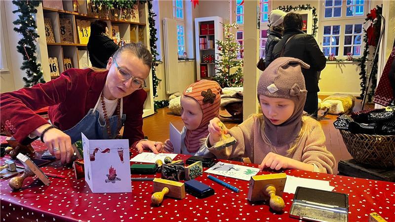 Preise, Atmosphäre, Programm: Der Stader Weihnachtsmarkt im TAGEBLATT-Check Im Weihnachtshaus hilft die Kunsthandwerkerin Sybille Pascher aus Hamburg Kindern bei der Herstellung von Grußkarten mit von ihr designten Stempeln.