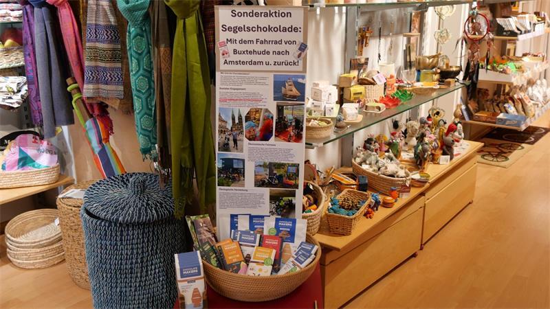 Auf Tour für den Weltladen: Zwei Buxtehuder per Rad auf Schokofahrt Im Weltladen steht die Schokolade zum Kauf bereit. Infos über die Herkunft und den ungewöhnlichen Lieferweg gibt es dazu.