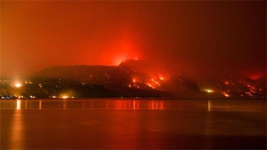 Im Westen Kanadas wütet ein Feuer, das Tausende Menschen bereits zur Flucht trieb und mindestens ein Todesopfer forderte - ein See könnte die Flammen nun daran hindern, sich weiter auszubreiten.