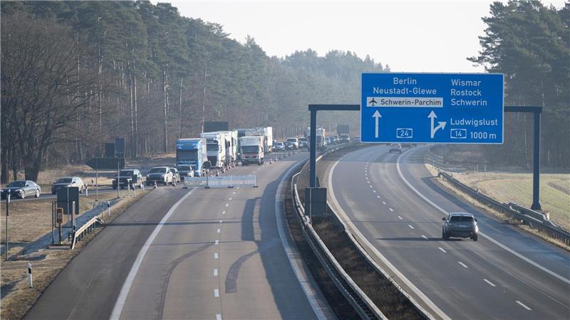 Im Westen Mecklenburgs mussten Autofahrer auf der A24 in Richtung Hamburg oder Berlin wegen Bauarbeiten zeitweise eine Umleitung nutzen. (Archivbild)