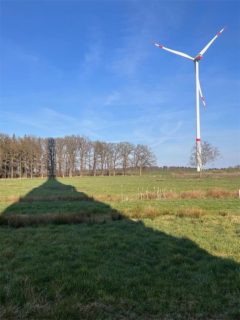 Im Windpark Kuhla wirft eine der Anlagen einen weiten Schatten. Acht Windenergie-Anlagen sollen auch zwischen Hammah und Haddorf gebaut werden.